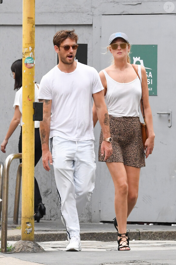 Tony Garrn et son compagnon Alex Pettyfer ont été aperçus dans les rues de Milan en Italie, le 15 juin 2019.