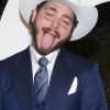 Post Malone tire la langue au photocall de la soirée des "GQ Men of the Year 2019" à Los Angeles, le 5 décembre 2019.