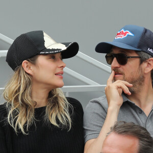 Marion Cotillard et son compagnon Guillaume Canet - People dans les tribunes lors de la finale messieurs des internationaux de France de tennis de Roland Garros 2019 à Paris le 9 juin 2019. © Jacovides-Moreau/Bestimage