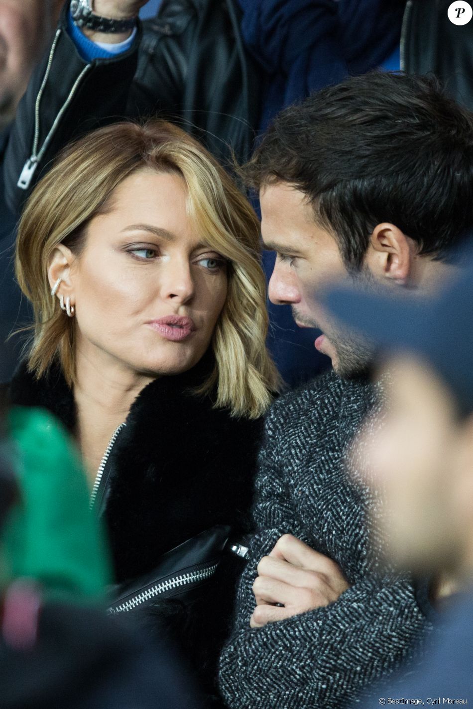 Caroline Receveur et son compagnon Hugo Philip dans les tribunes lors