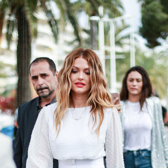 Caroline Receveur - Célébrité sur la Croisette lors du 72ème Festival International du Film de Cannes, le 19 mai 2019.