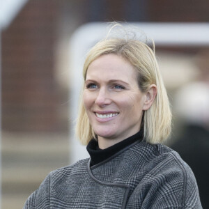 Zara Phillips (Zara Tindall) au téléphone après la course de Cheltenham où le cheval Chequred View appartenant à sa mère, la princesse Anne et monté par le jockey Gavin Sheehan, est arrivé 2e. Cheltenham, 13 décembre 2019.