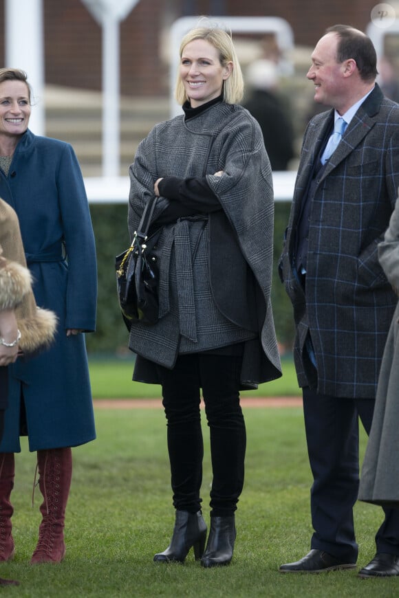 Zara Phillips (Zara Tindall) au téléphone après la course de Cheltenham où le cheval Chequred View appartenant à sa mère, la princesse Anne et monté par le jockey Gavin Sheehan, est arrivé 2e. Cheltenham, 13 décembre 2019.