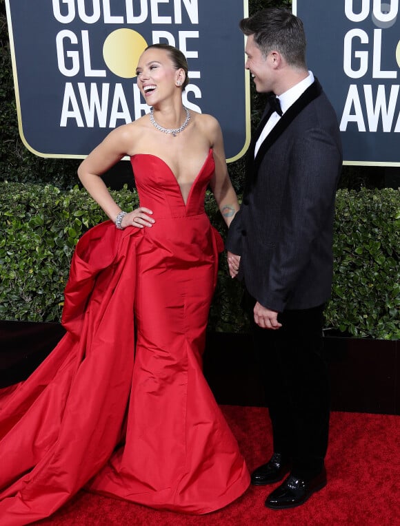Scarlett Johansson et son fiancé Colin Jost - Photocall de la 77e cérémonie annuelle des Golden Globe Awards au Beverly Hilton Hotel à Los Angeles. Le 5 janvier 2020.