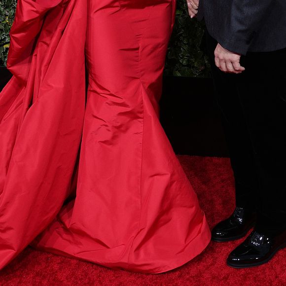 Scarlett Johansson et son fiancé Colin Jost - Photocall de la 77e cérémonie annuelle des Golden Globe Awards au Beverly Hilton Hotel à Los Angeles. Le 5 janvier 2020.