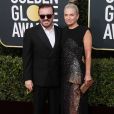 Ricky Gervais et sa compagne Jane Fallon - Photocall de la 77e cérémonie annuelle des Golden Globe Awards au Beverly Hilton Hotel à Los Angeles. Le 5 janvier 2020.