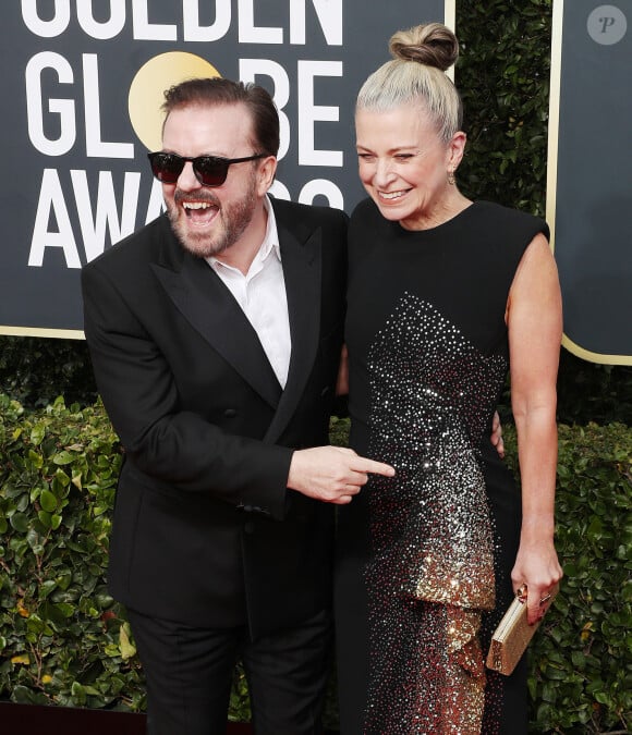 Ricky Gervais et sa compagne Jane Fallon - Photocall de la 77e cérémonie annuelle des Golden Globe Awards au Beverly Hilton Hotel à Los Angeles. Le 5 janvier 2020.