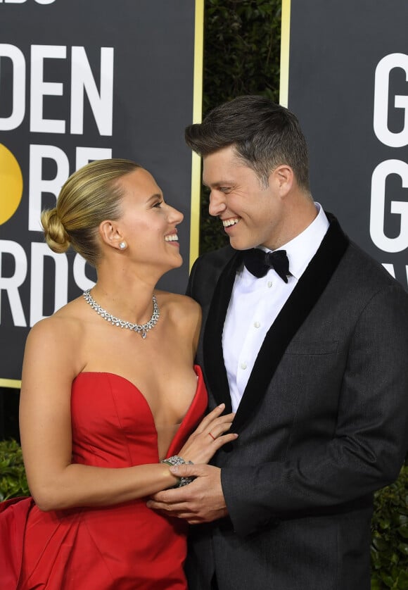 Scarlett Johansson et son fiancé Colin Jost - Photocall de la 77e cérémonie annuelle des Golden Globe Awards au Beverly Hilton Hotel à Los Angeles. Le 5 janvier 2020.