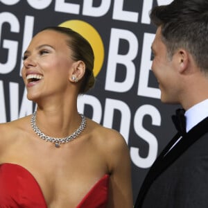 Scarlett Johansson et son fiancé Colin Jost - Photocall de la 77e cérémonie annuelle des Golden Globe Awards au Beverly Hilton Hotel à Los Angeles. Le 5 janvier 2020.