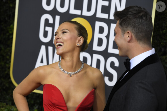 Scarlett Johansson et son fiancé Colin Jost - Photocall de la 77e cérémonie annuelle des Golden Globe Awards au Beverly Hilton Hotel à Los Angeles. Le 5 janvier 2020.