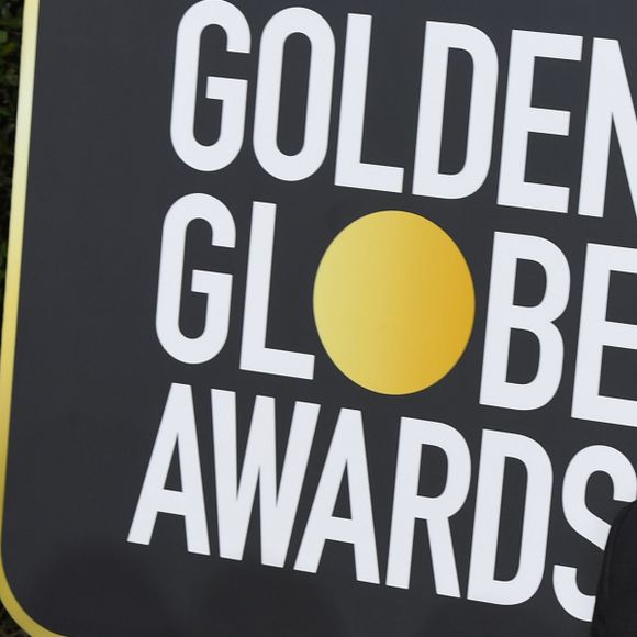 Scarlett Johansson et son fiancé Colin Jost - Photocall de la 77e cérémonie annuelle des Golden Globe Awards au Beverly Hilton Hotel à Los Angeles. Le 5 janvier 2020.