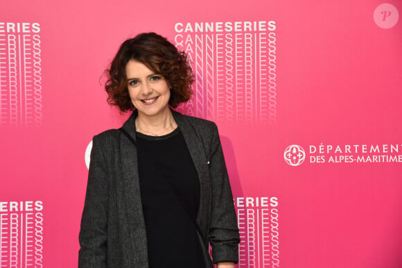 Constance Dollé lors du photocall et de la conférence sur la série "Un Village Français" lors du 1er Festival Canneseries. © Bruno Bebert/Bestimage