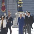 La reine Letizia d'Espagne et le chef du gouvernement Pedro Sanchez lors de la traditionnelle pâque militaire, premier rendez-vous officiel de l'année civile, le 6 janvier 2020 au palais royal, à Madrid.