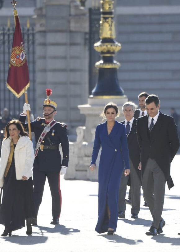 La reine Letizia d'Espagne et le chef du gouvernement Pedro Sanchez lors de la traditionnelle pâque militaire, premier rendez-vous officiel de l'année civile, le 6 janvier 2020 au palais royal, à Madrid.