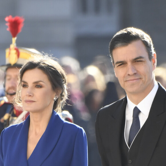 La reine Letizia d'Espagne et le chef du gouvernement Pedro Sanchez lors de la traditionnelle pâque militaire, premier rendez-vous officiel de l'année civile, le 6 janvier 2020 au palais royal, à Madrid.