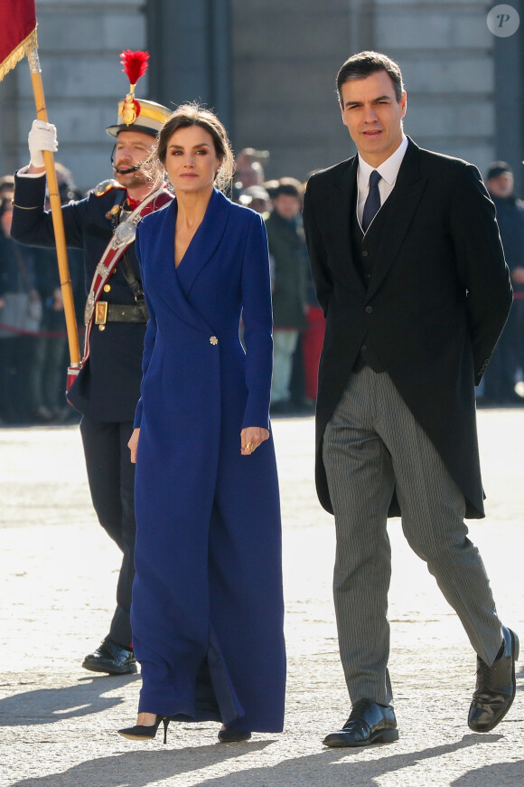 La reine Letizia d'Espagne avec le chef du gouvernement Pedro Sanchez lors de la traditionnelle pâque militaire, premier rendez-vous officiel de l'année civile, le 6 janvier 2020 au palais royal, à Madrid.