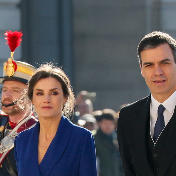 La reine Letizia d'Espagne avec le chef du gouvernement Pedro Sanchez lors de la traditionnelle pâque militaire, premier rendez-vous officiel de l'année civile, le 6 janvier 2020 au palais royal, à Madrid.