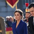 La reine Letizia d'Espagne avec le chef du gouvernement Pedro Sanchez lors de la traditionnelle pâque militaire, premier rendez-vous officiel de l'année civile, le 6 janvier 2020 au palais royal, à Madrid.