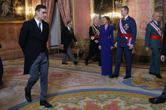 Le chef du gouvernement espagnol Pedro Sanchez passe devant le roi Felipe VI et la reine Letizia d'Espagne, qui présidaient à la traditionnelle pâque militaire, premier rendez-vous officiel de l'année civile, le 6 janvier 2020 au palais royal, à Madrid.