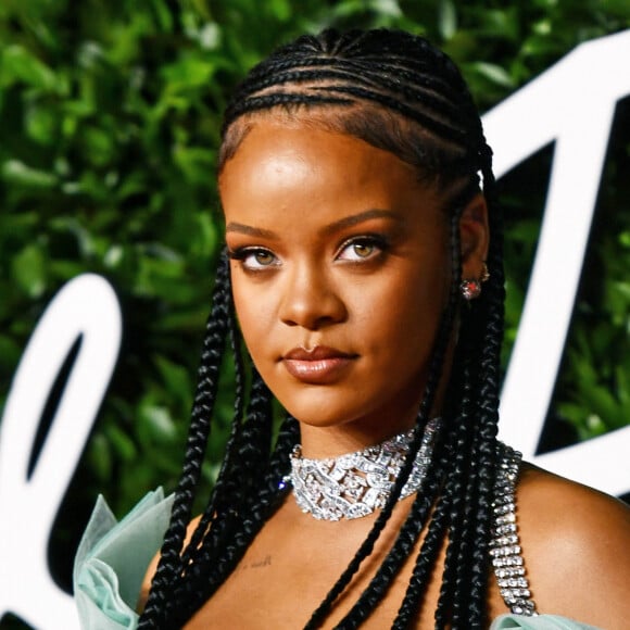 Rihanna assiste à la cérémonie des "Fashion Awards 2019" au Royal Albert Hall à Londres, le 2 décembre 2019.