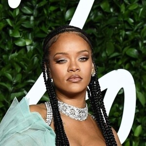 Rihanna assiste à la cérémonie des "Fashion Awards 2019" au Royal Albert Hall à Londres, le 2 décembre 2019.