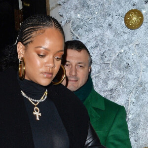 La chanteuse Rihanna, vêtue d'un manteau de cuir noir, quitte le club privé "Annabel" à Londres, avant de s'engouffrer dans un van noir, le 9 décembre 2019.