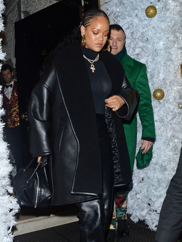 La chanteuse Rihanna, vêtue d'un manteau de cuir noir, quitte le club privé "Annabel" à Londres, avant de s'engouffrer dans un van noir, le 9 décembre 2019.