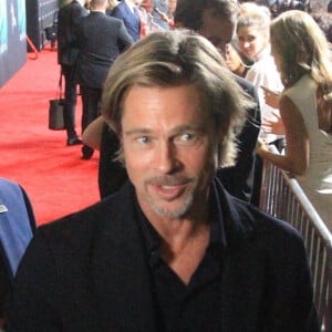 Brad Pitt signe des autographes à son arrivée à la première du film "Ad Astra" à Los Angeles, le 18 septembre 2019.