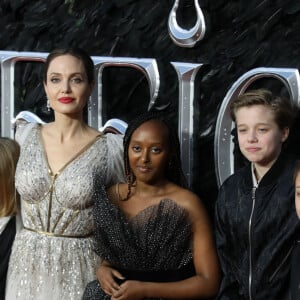 Angelina Jolie avec ses enfants Vivienne, Zahara, Shiloh et Knox lors de la première du film "Maléfique : Le Pouvoir du mal" à l'Imax Odeon de Londres le 9 octobre 2019.