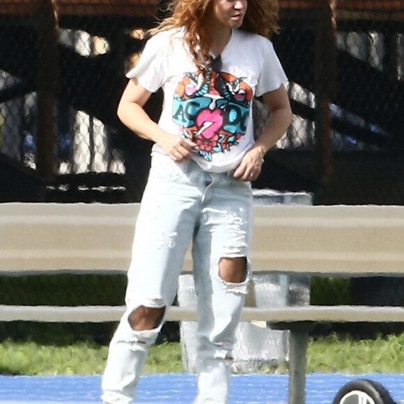 Exclusif - Shakira - Shakira et son compagnon sont allés encourager leurs fils lors de leur entrainement de football à Miami, le 30 décembre 2019.