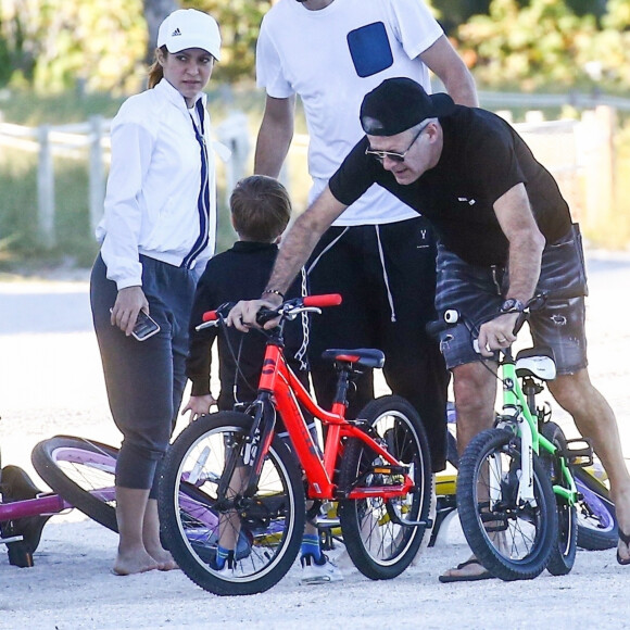 Exclusif - Shakira, son compagnon Gérard Piqué et leurs fils Milan et Sasha, en vacances en famille à Miami en Floride. Le footballeur et ses fils ont enlevé leurs vêtements une fois à plage et se sont baignés en sous-vêtement, le le 24 décembre 2019.