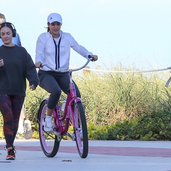 Exclusif - Shakira, son compagnon Gerard Piqué et leur fils Milan se promènent en vélo dans les rues de Miami en Floride. Shakira partage un tendre moment avec son fils, bisous et câlins pendant une pause. La chanteuse colombienne se ressource en famille avant sa performance avec Jlo au Superbowl. Le 24 décembre 2019.
