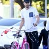 Exclusif - Shakira, son compagnon Gerard Piqué et leur fils Milan se promènent en vélo dans les rues de Miami en Floride. Le 24 décembre 2019.
