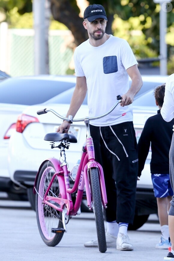 Exclusif - Shakira, son compagnon Gerard Piqué et leur fils Milan se promènent en vélo dans les rues de Miami en Floride. Le 24 décembre 2019.