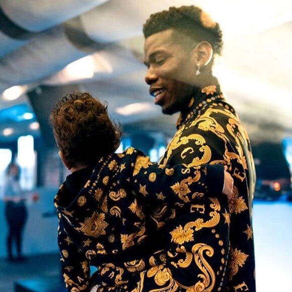 Paul Pogba assorti à son fils Shakur Labile, en Versace, pour son premier anniversaire le 5 janvier 2019.