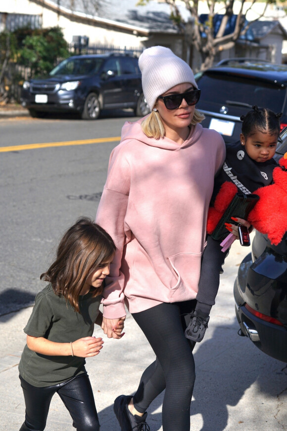 Khloé Kardashian, sa fille True Thompson et sa nièce Penelope Disick (fille de Kourtney Kardashian et Scott Disick) se rendent au centre équestre Calabasas Saddlery. Los Angeles, le 4 janvier 2020.