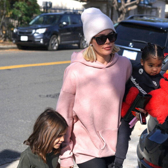 Khloé Kardashian, sa fille True Thompson et sa nièce Penelope Disick (fille de Kourtney Kardashian et Scott Disick) se rendent au centre équestre Calabasas Saddlery. Los Angeles, le 4 janvier 2020.