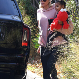 Khloé Kardashian, sa fille True Thompson et sa nièce Penelope Disick (fille de Kourtney Kardashian et Scott Disick) se rendent au centre équestre Calabasas Saddlery. Los Angeles, le 4 janvier 2020.