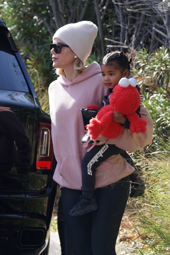 Khloé Kardashian, sa fille True Thompson et sa nièce Penelope Disick (fille de Kourtney Kardashian et Scott Disick) se rendent au centre équestre Calabasas Saddlery. Los Angeles, le 4 janvier 2020.