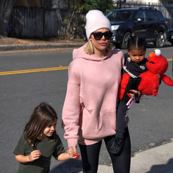 Khloé Kardashian, sa fille True Thompson et sa nièce Penelope Disick (fille de Kourtney Kardashian et Scott Disick) se rendent au centre équestre Calabasas Saddlery. Los Angeles, le 4 janvier 2020.
