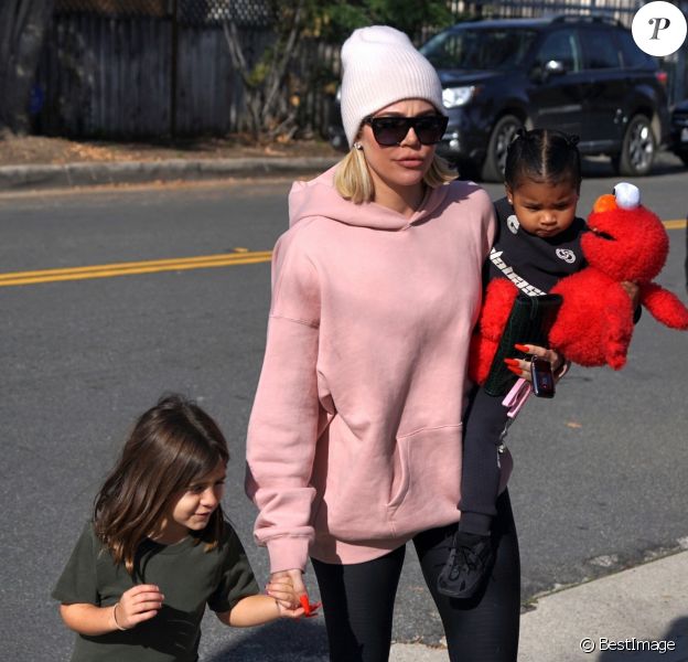 Khloé Kardashian, sa fille True Thompson et sa nièce Penelope Disick (fille de Kourtney Kardashian et Scott Disick) se rendent au centre équestre Calabasas Saddlery. Los Angeles, le 4 janvier 2020.