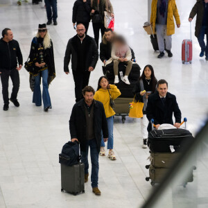 Exclusif - Laeticia Hallyday, ses filles Jade et Joy, Pascal Balland, Madeleine, la fille de Pascal Balland et Carl, chauffeur et garde du corps - Laeticia Hallyday, son compagnon et toute la famille arrivent à l'aéroport de Paris-Orly après avoir passé des vacances et le nouvel An à Marrakech au Maroc, à Orly, France, le 3 janvier 2020.