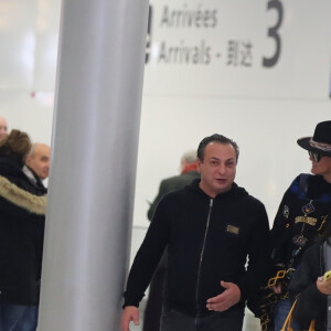 Exclusif - Laeticia Hallyday, sa fille Jade, Pascal Balland et Carl, chauffeur et garde du corps - Laeticia Hallyday, son compagnon et toute la famille arrivent à l'aéroport de Paris-Orly après avoir passé des vacances et le nouvel An à Marrakech au Maroc, à Orly, France, le 3 janvier 2020.