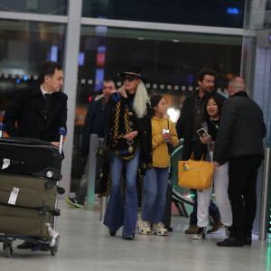 Exclusif - Laeticia Hallyday, ses filles Jade et Joy, Pascal Balland - Laeticia Hallyday, son compagnon et toute la famille arrivent à l'aéroport de Paris-Orly après avoir passé des vacances et le nouvel An à Marrakech au Maroc, à Orly, France, le 3 janvier 2020.