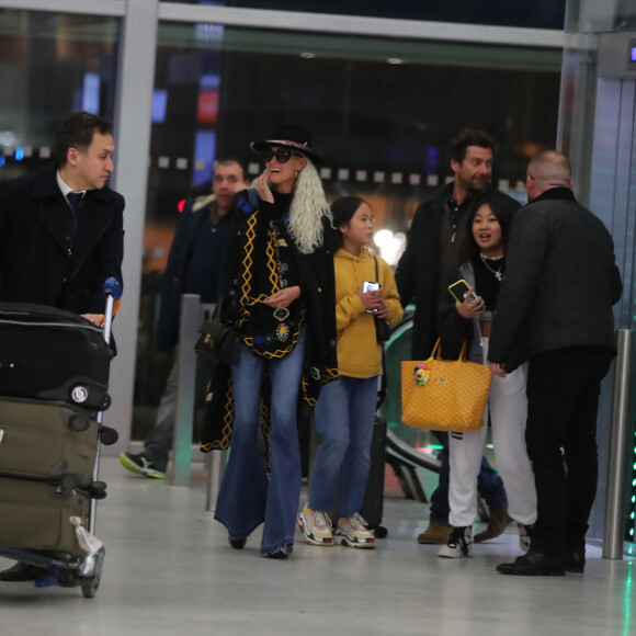 Exclusif - Laeticia Hallyday, ses filles Jade et Joy, Pascal Balland - Laeticia Hallyday, son compagnon et toute la famille arrivent à l'aéroport de Paris-Orly après avoir passé des vacances et le nouvel An à Marrakech au Maroc, à Orly, France, le 3 janvier 2020.