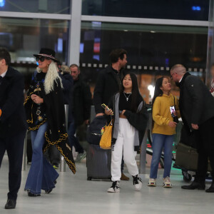 Exclusif - Laeticia Hallyday, ses filles Jade et Joy, Pascal Balland, Madeleine, la fille de P.Balland - Laeticia Hallyday, son compagnon et toute la famille arrivent à l'aéroport de Paris-Orly après avoir passé des vacances et le nouvel An à Marrakech au Maroc, à Orly, France, le 3 janvier 2020.