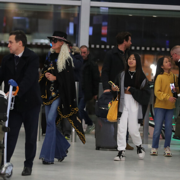 Exclusif - Laeticia Hallyday, ses filles Jade et Joy, Pascal Balland, Madeleine, la fille de P.Balland - Laeticia Hallyday, son compagnon et toute la famille arrivent à l'aéroport de Paris-Orly après avoir passé des vacances et le nouvel An à Marrakech au Maroc, à Orly, France, le 3 janvier 2020.