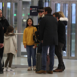 Exclusif - Laeticia Hallyday, ses filles Jade et Joy, Pascal Balland, Madeleine, la fille de P.Balland et Carl, chauffeur et garde du corps - Laeticia Hallyday, son compagnon et toute la famille arrivent à l'aéroport de Paris-Orly après avoir passé des vacances et le nouvel An à Marrakech au Maroc, à Orly, France, le 3 janvier 2020.