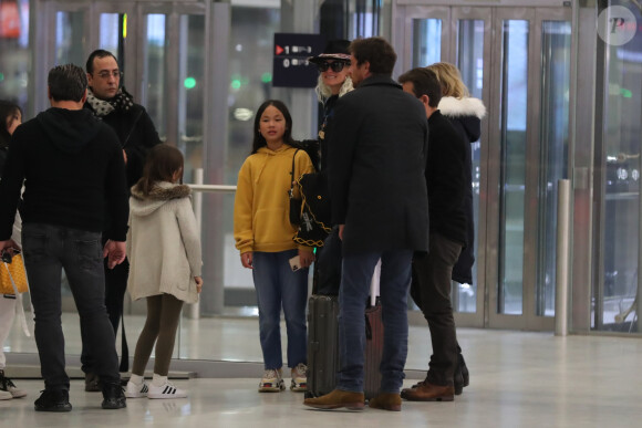 Exclusif - Laeticia Hallyday, ses filles Jade et Joy, Pascal Balland, Madeleine, la fille de P.Balland et Carl, chauffeur et garde du corps - Laeticia Hallyday, son compagnon et toute la famille arrivent à l'aéroport de Paris-Orly après avoir passé des vacances et le nouvel An à Marrakech au Maroc, à Orly, France, le 3 janvier 2020.