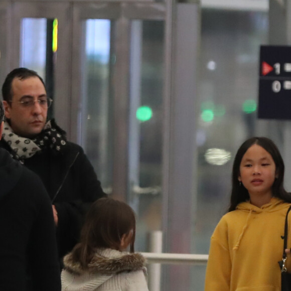 Exclusif - Laeticia Hallyday, ses filles Jade et Joy, Pascal Balland, Madeleine, la fille de P.Balland et Carl, chauffeur et garde du corps - Laeticia Hallyday, son compagnon et toute la famille arrivent à l'aéroport de Paris-Orly après avoir passé des vacances et le nouvel An à Marrakech au Maroc, à Orly, France, le 3 janvier 2020.